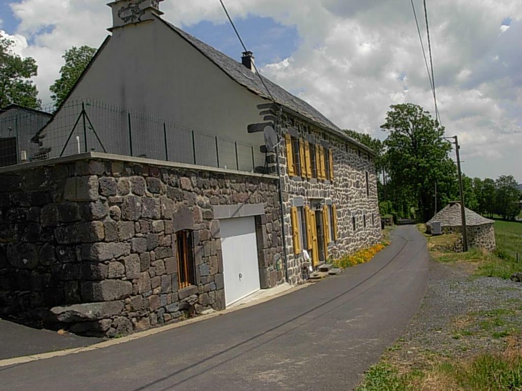 Vacances Au Pied Des Monts Du Cantal Laveissière Eksteriør billede